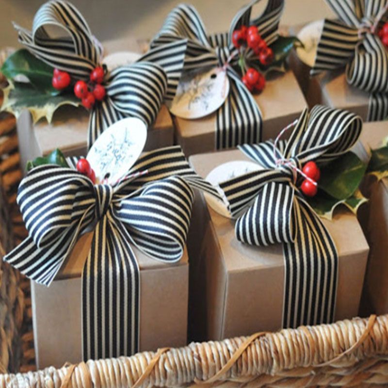 christmas-wrapping-ideas-holly-and-berries-1571776175